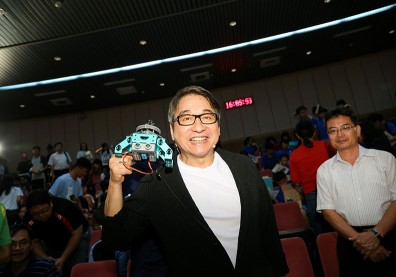 李濤施展VR魔法 揪機器人翻轉偏鄉教育