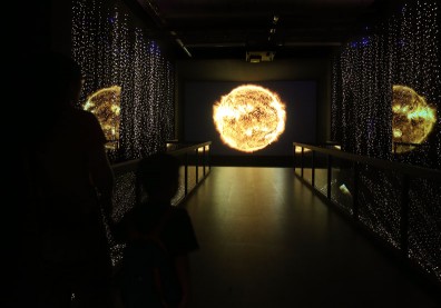 全球最亮8K投影機 台達帶天文迷探索宇宙