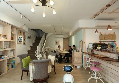 店員就是照服員 備餐、沖咖啡暖人心