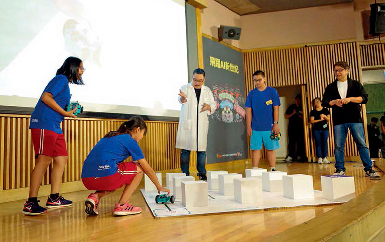 李濤施展VR魔法 揪機器人翻轉偏鄉教育_img_1