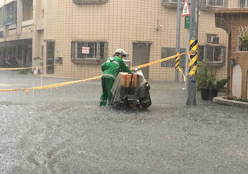 這名郵務士行經積水地區下車推行，堅持送信到積水地區，民眾紛紛留言「辛苦了」。圖取自《台南諸事會社》
