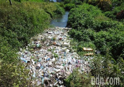 超沒公德心！南投埔里驚見「恐怖塑膠河」