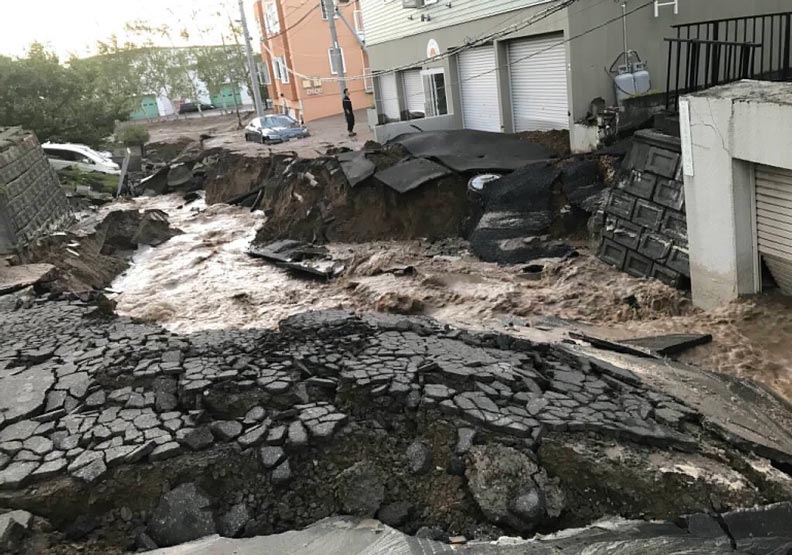日本北海道凌晨發生規模6.7地震，路面毀損嚴重。圖片取自Twitter