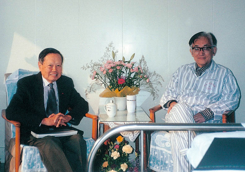 清華大學前校長沈君山（圖右）與物理學家楊振寧（圖左）資料照。（於2000年10月拍攝）