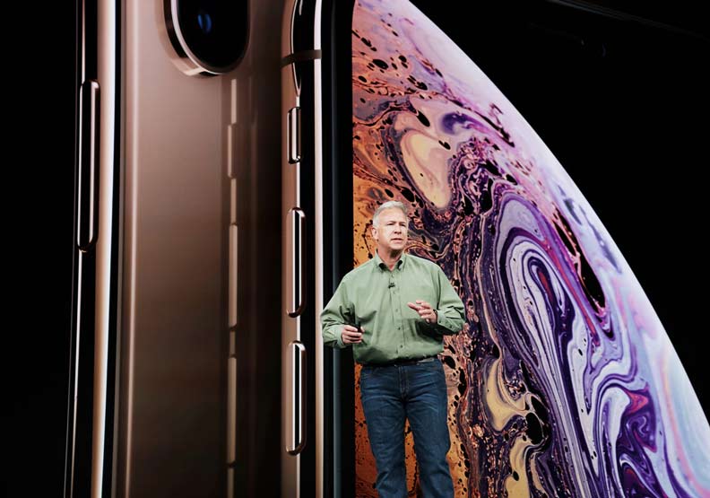 蘋果全球市場行銷副總裁Phil Schiller介紹iPhone XS、iPhone XS Max。圖片取自Apple官網