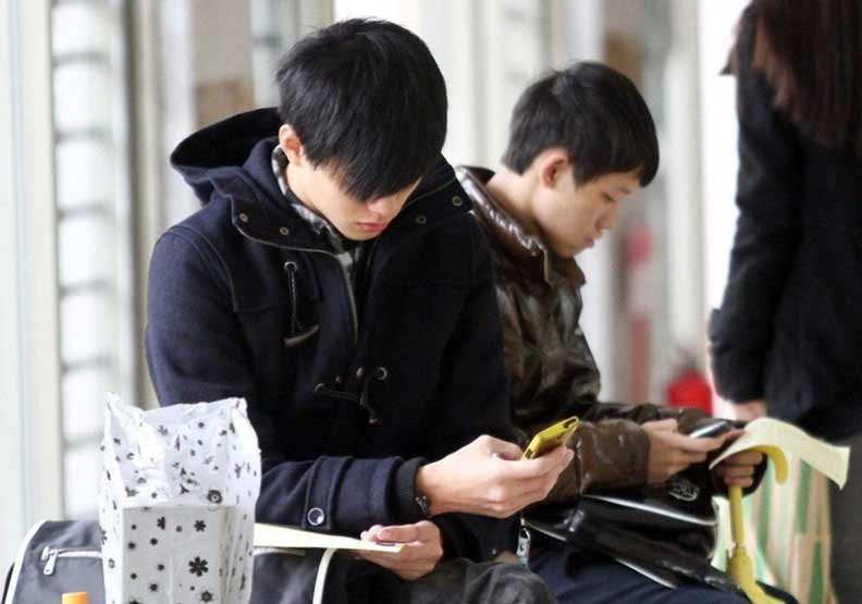 千禧世代小大人沒有想像中那麼無憂無慮，研究指出，他們每天為「金錢」、「外表」感到壓力過大的時間超過六小時。示意圖