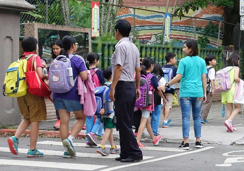 圖為小學生放學情景。