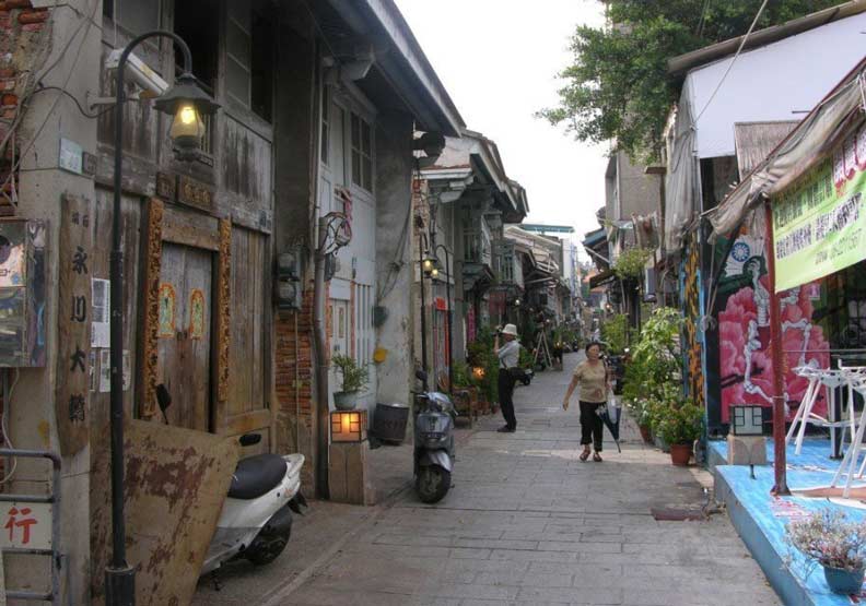 近來，台南特色旅店歇業，神農街的傳統店家也被娃娃機店取代，讓旅日作家一青妙深感惋惜，並撰文點出其中的2個關鍵原因。圖為神農街景。
