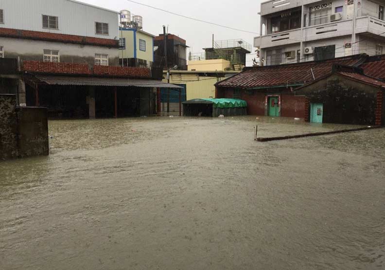 高市岡山區在823水患後淹大水。