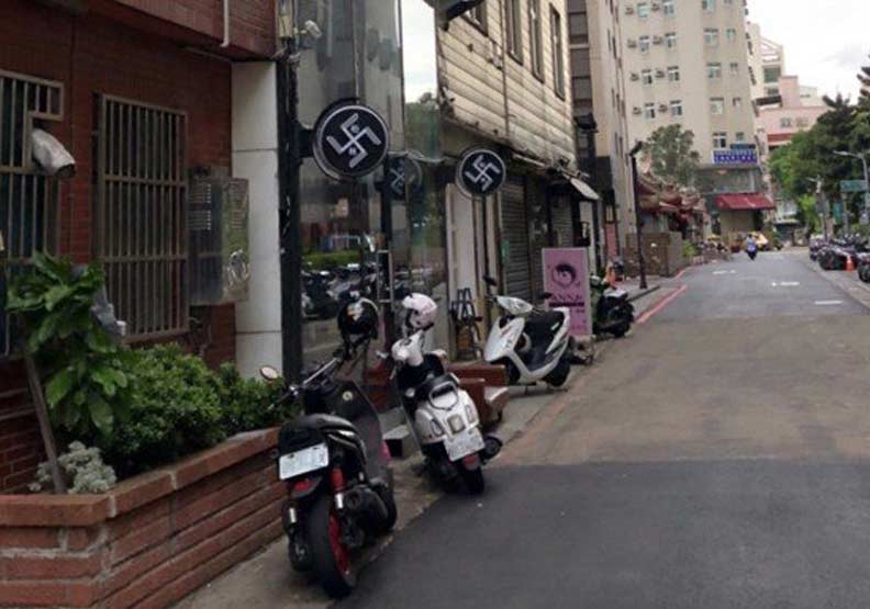 新竹一間美髮沙龍店的招牌上圖案貌似德國納粹符號，德國在台協會17日發布聲明籲店家移除。圖片由民眾提供