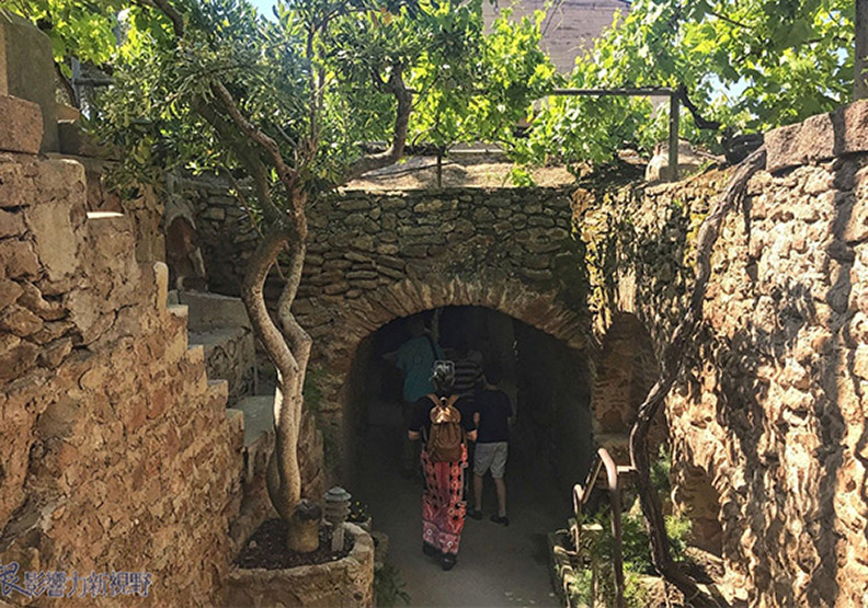 夏天太熱!他決定挖透岩石建「地下花園」_img_3