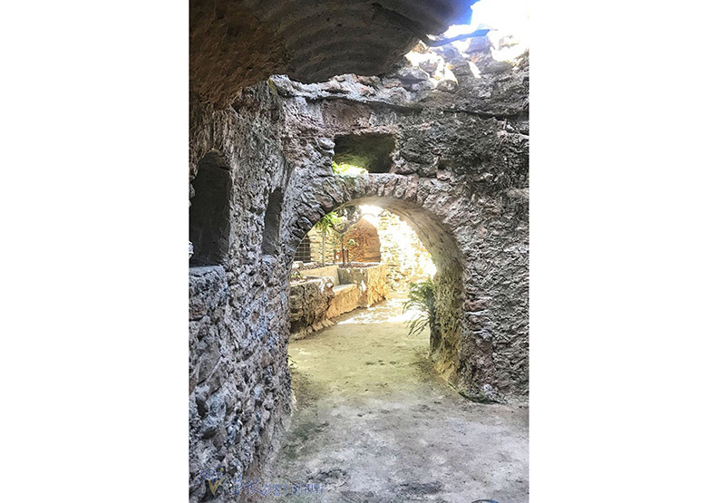 夏天太熱!他決定挖透岩石建「地下花園」_img_6