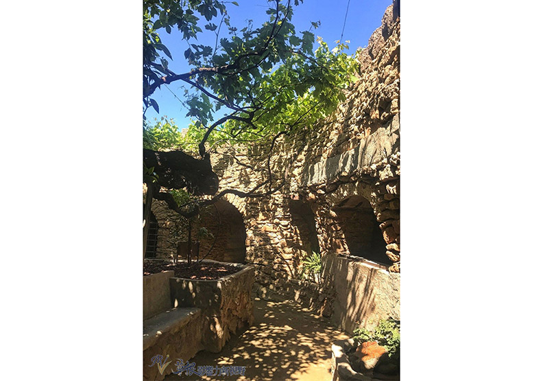 夏天太熱!他決定挖透岩石建「地下花園」_img_7