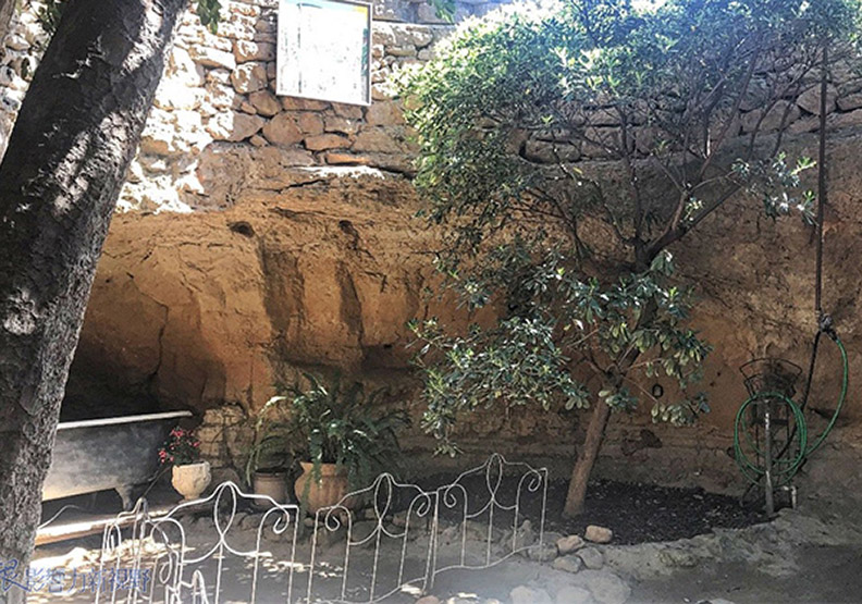 夏天太熱!他決定挖透岩石建「地下花園」_img_16