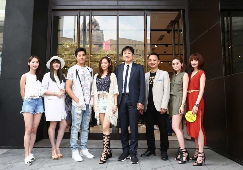 Forever 21在台首店2015年開幕，Forever 21創辦人張道元（右四）曾親自來台。