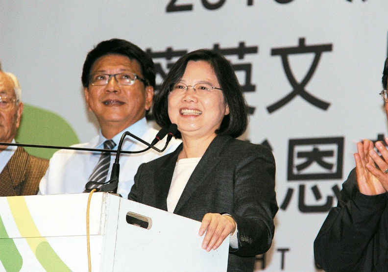 2016年民進黨總統當選人蔡英文南下屏東謝票，重申「是謙卑、 謙卑、再謙卑」，不是「千杯」。