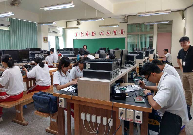 高雄市中山工商21年前創辦僑生建教專班，第一屆畢業生有人加分後，成為技專升學考榜首，如今是科技大廠主任工程師。圖為該校專班僑生上課操作電路板畫面。