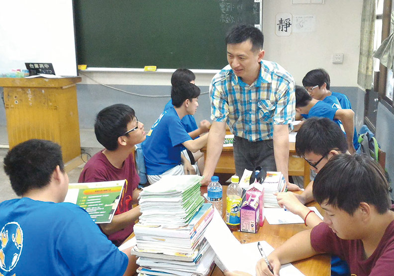 羅勝吉老師透過引導式問題激發學習動機，下課後學生自發地從課本裡尋找答案。