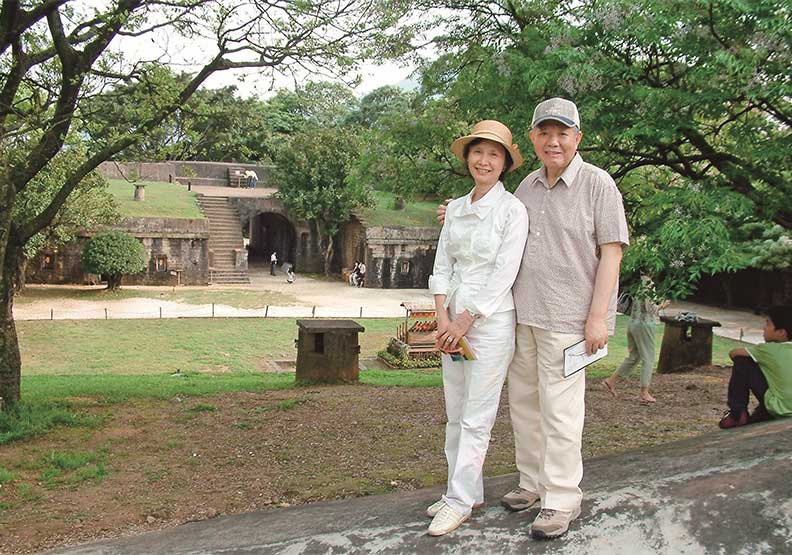 圖／何壽川（右）與張杏如夫妻。信誼基金會提供