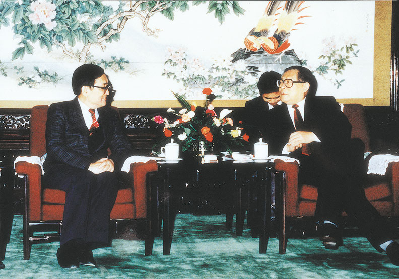 圖／沈君山（左）在1990～1992年間，曾三度與時任中國國家領導人的江澤民（右）會談。天下文化提供