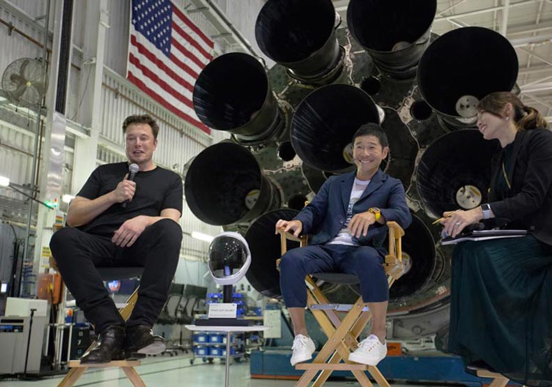將成為首位搭私人火箭環遊月球的民間人士，SpaceX執行長馬斯克（Elon Musk）和日本億萬富豪、前澤友作（Yusaku Maezawa, 圖左）。