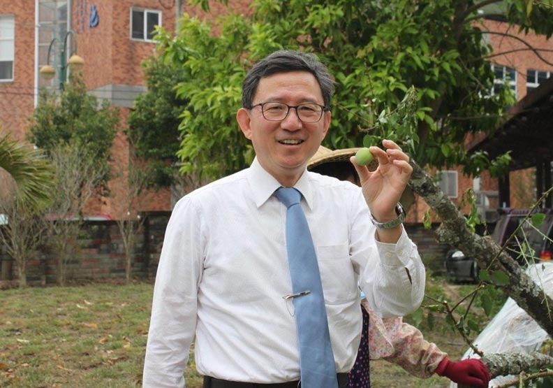 王明鉅批蔡政府廢核電，會讓台灣的碳排放與空氣汙染，繼續以世界第一的狀態，持續傷害台灣人民。 圖取自王明鉅臉書