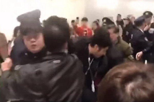 愛國過了頭?陸女記者掌摑連自己人都看不下去_img_1