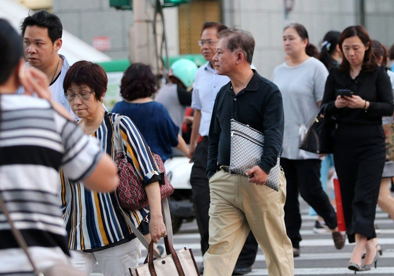 勞工無論年齡多大，只要有受僱事實，且適用勞基法，雇主仍要繼續按月提撥該勞工薪資6%到勞退新制帳戶。