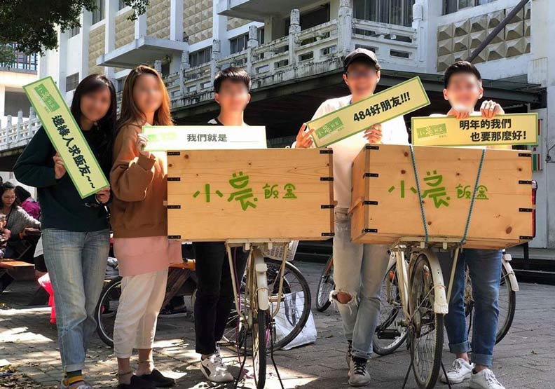 台大學生團隊2015年成立「小農飯盒」，進行有機、友善食材推廣，不料日前突然公告「40萬的資金虧損告罄」停業聲明。圖取自小農飯盒臉書
