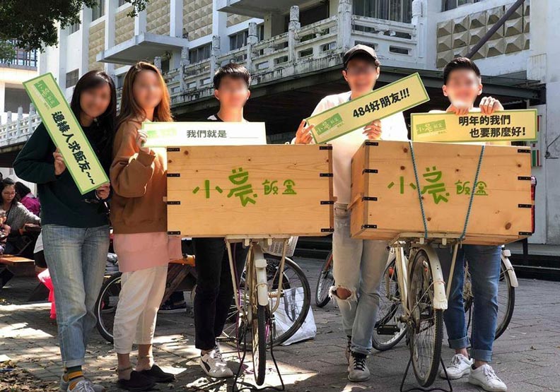 台大學生團隊2015年成立「小農飯盒」，進行有機、友善食材推廣，不料日前突然公告「40萬的資金虧損告罄」停業聲明。 圖取自小農飯盒臉書