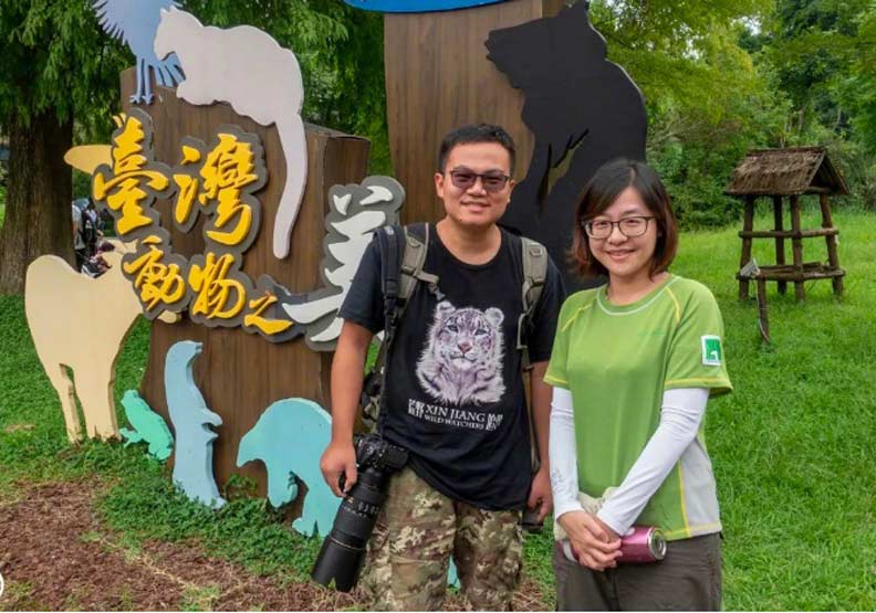 大陸博主對木柵動物園養出世界第一隻人工哺育穿山甲「芎梧」最感興趣，博主「花落成蝕」現場採訪起台灣動物區長羅諠憶。 圖取自微博「花落成蝕」
