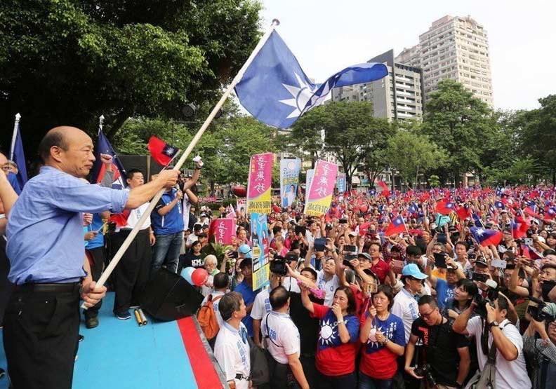 「韓國瑜現象」成了年底選戰最熱門話題，他所到之處總能激起支持者的熱情。