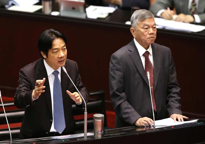 行政院長賴清德（左）上午到立法院備詢，上台前先寫了紙條請內政部長徐國勇傳給經濟部長沈榮津（右）。