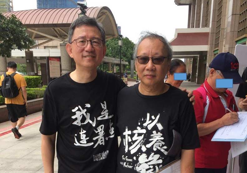 台大醫學院麻醉科教授王明鉅（左）控「以核養綠」連署未成案另有原因。圖取自王明鉅臉書