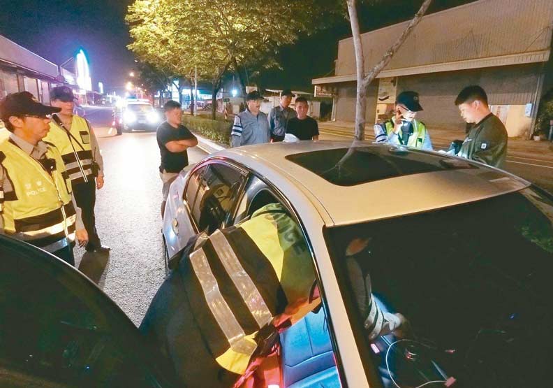 派出所所長工作繁重，經常作息顛倒，新北市卻傳有五十名所長放棄升官；圖為台南市一名所長夜間帶班出勤。