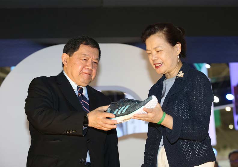 遠東企業集團董事長徐旭東（左）向經濟部次長王美花（右）介紹產品。
