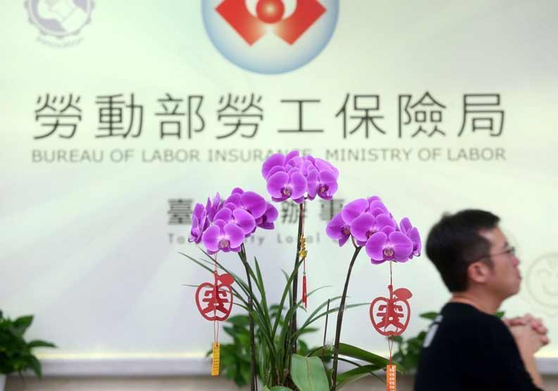 長期在國外或大陸居住工作的勞工，不符合《勞工保險條例》加保規定，經勞保局查明屬實，不僅會取消加保資格、年資無法併計，已繳保費不會退還，還會影響日後領取勞保各項給付的權益。