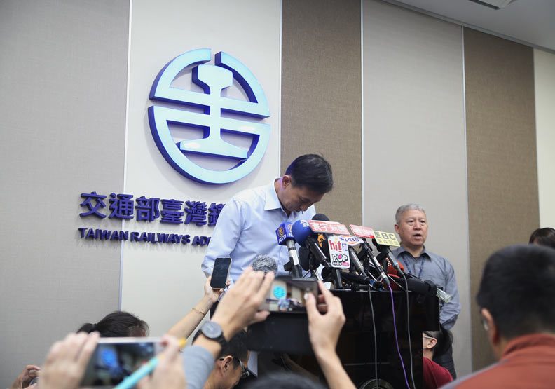 台鐵今（22）日上午舉行記者會，台鐵主秘朱來順出面說明時，為事故鞠躬道歉。