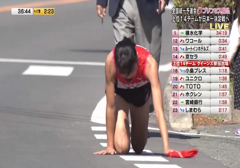 真正的運動家精神！她雙腿流血也跪著爬完比賽_img_2