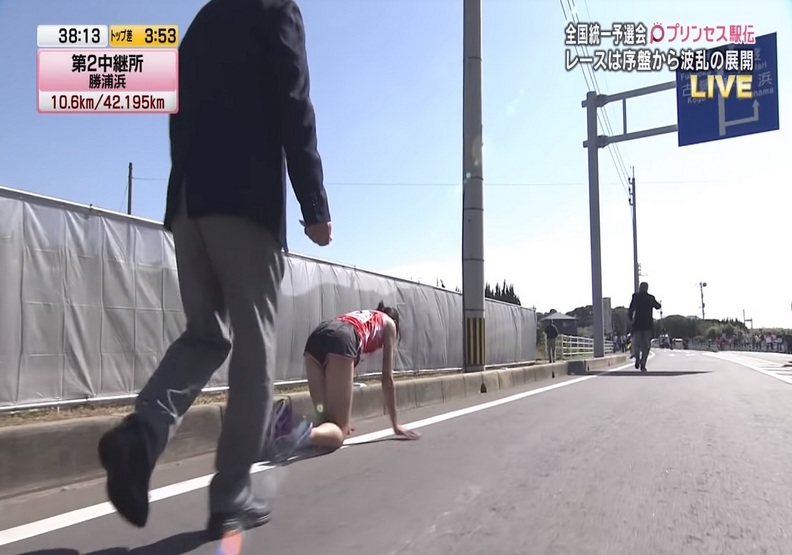 真正的運動家精神！她雙腿流血也跪著爬完比賽_img_4