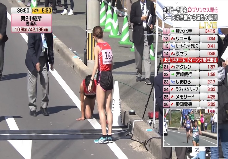 真正的運動家精神！她雙腿流血也跪著爬完比賽_img_5