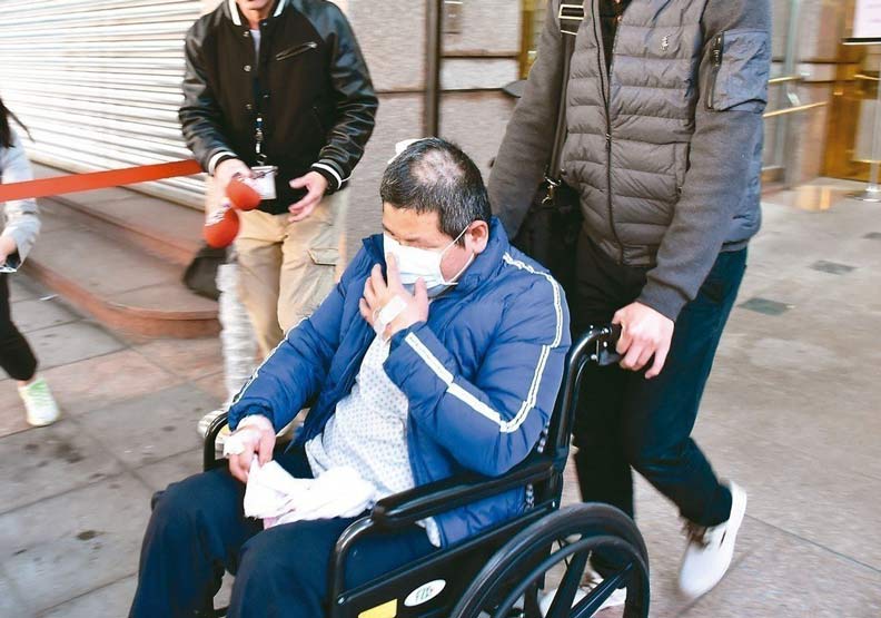 普悠瑪翻覆列車司機員尤振仲坦承關掉ATP後未再打開，對造成此次事故相當自責，庭訊後他坐著輪椅重回醫院。