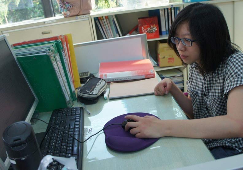 25歲擁有大學日文系學歷的「家家」（右）靠著堅持的毅力，求職成功。台中市勞工局提供