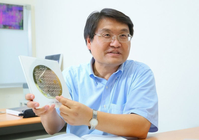 台大電機資訊學院院長張耀文。