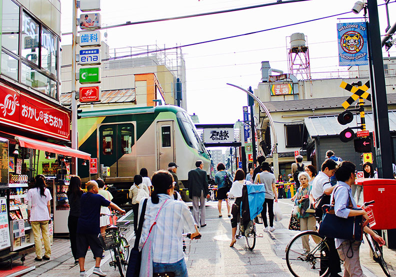 跟居民一起駐足在平交道前等電車過去，滑出另一種生活的軌跡。