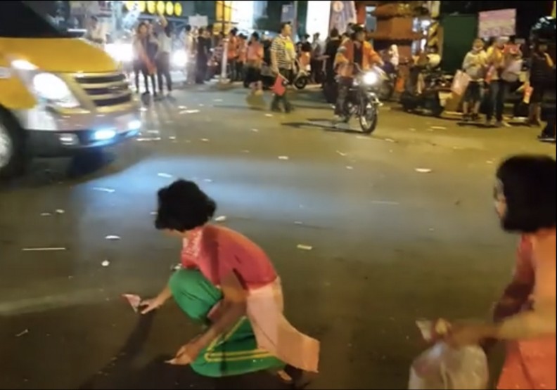 五萬人現身力挺韓國瑜！會後民眾穿梭車陣撿垃圾
