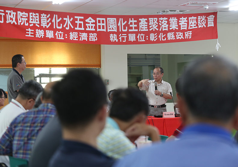 行政院政務委員張景森（右後站立者）