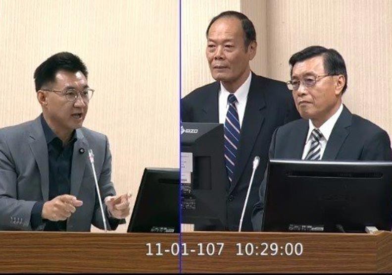 國安局長彭勝竹(右一)今天在立法院證實，國安局確實監控臉書等公開網路社群，偵蒐包括詆毀國家元首等四大影響國安的情資，「只要是公開的」、「國安局只對公開網路像是臉書的社群才會作蒐集」。翻攝立法院直播畫面