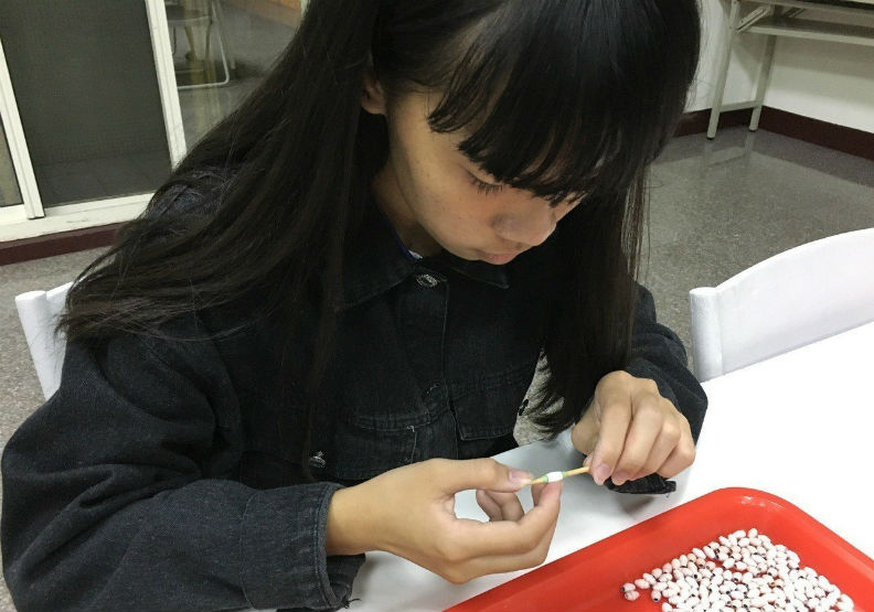 高一女生小怡是彰化家扶扶助的孩子，3年來每周六上午都努力捲珠簾做手工藝品義賣圓夢。