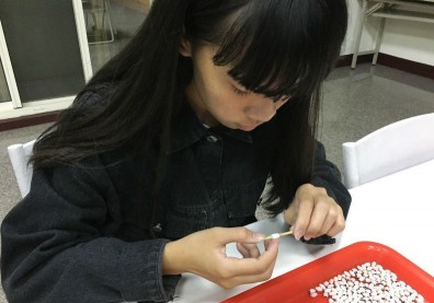 清貧女孩努力存錢，父親卻意外病倒讓她放棄球鞋夢